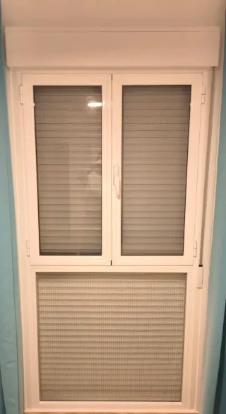 Ventana aluminio abatible con persiana y fijo