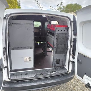 Renault Kangoo con Mobiliario de taller