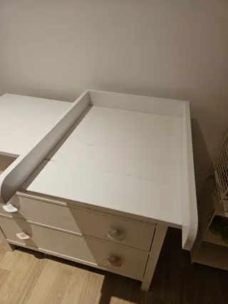 Cómoda IKEA Hemnes con accesorio cambiador.