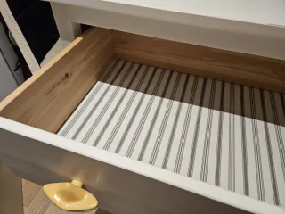 Cómoda IKEA Hemnes con accesorio cambiador.