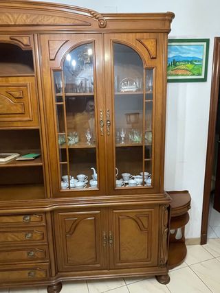 Mueble de salón de madera y cristal