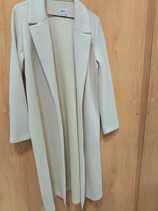 Gabardina fina Zara color crema