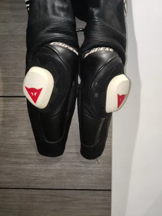 Mono Dainese Laguna Seca Talla 50 Negro/Rojo