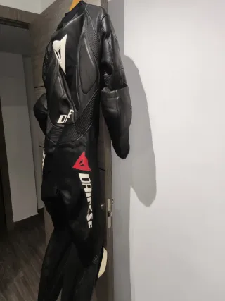 Mono Dainese Laguna Seca Talla 50 Negro/Rojo