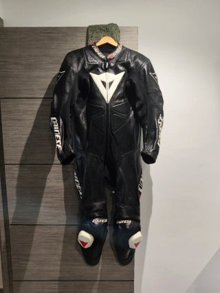 Mono Dainese Laguna Seca Talla 50 Negro/Rojo