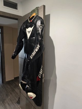 Mono Dainese Laguna Seca Talla 50 Negro/Rojo