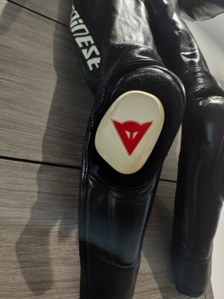 Mono Dainese Laguna Seca Talla 50 Negro/Rojo