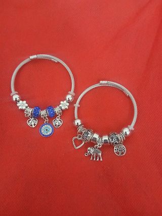 2 Pulseras con Dijes (Azul y Plateado)