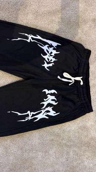 Pantalón chándal negro con diseño