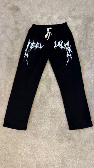 Pantalón chándal negro con diseño