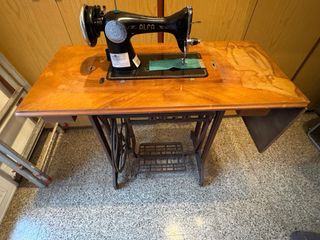 Máquina de coser Alfa antigua