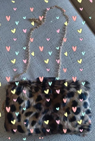 Bolso leopardo peludo con cadena