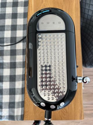 Cafetera SMEG color negro.