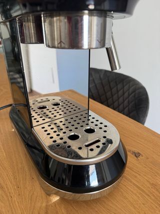 Cafetera SMEG color negro.