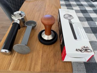 Cafetera SMEG color negro.