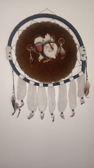 Atrapasueños con figuras de lobo y águila