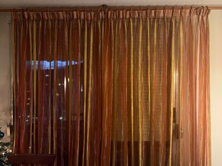 Cortinas naranjas y amarillas