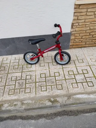 Bicicleta de equilibrio roja para niños