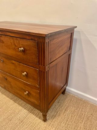 Antigua cómoda francesa de madera