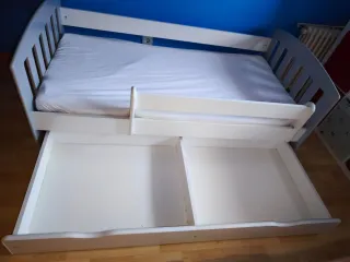 Cama infantil blanca con cajón