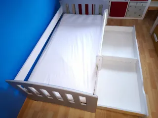 Cama infantil blanca con cajón