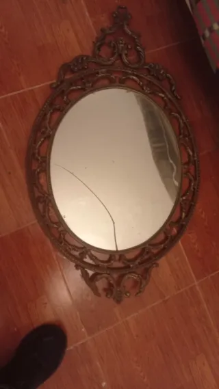 Espejo de bronce ovalado antiguo