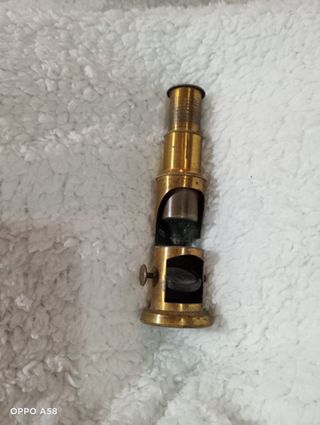 Microscópio antigo de latão