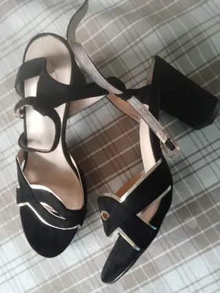 Sandalias tacón negras y doradas