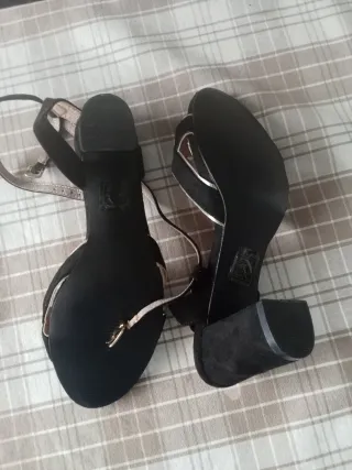 Sandalias tacón negras y doradas