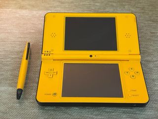Nintendo DSi XL Amarilla