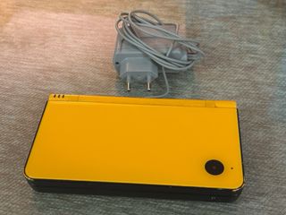 Nintendo DSi XL Amarilla