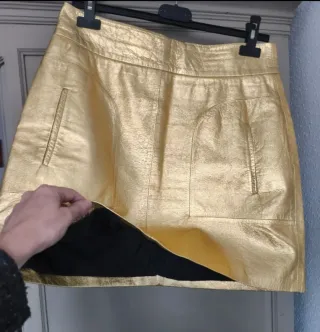 Minifalda de PIEL dorada ZARA.