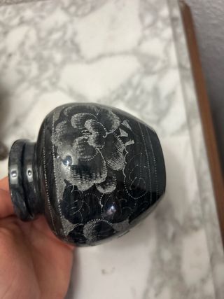 Jarrón antiguo de cerámica y piedra