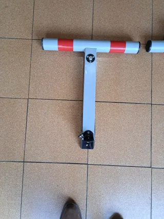 Barrera de parking abatible