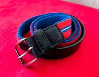 Cinturón de tela con rayas azules y rojas