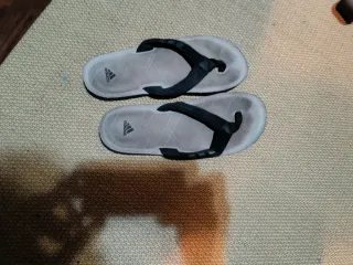 Chanclas Adidas Beige y Negras