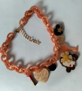 Collar con pendenti da donna e rossetto