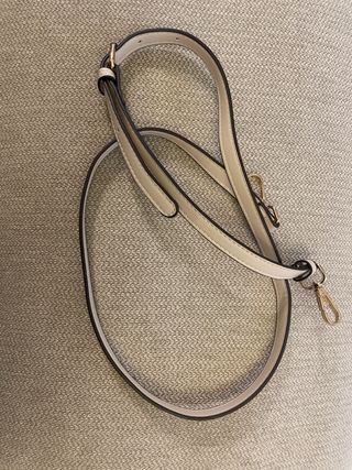 Correa bandolera bolso beige y dorado