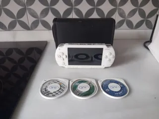 Sony PSP Blanca Funda 3 Juegos