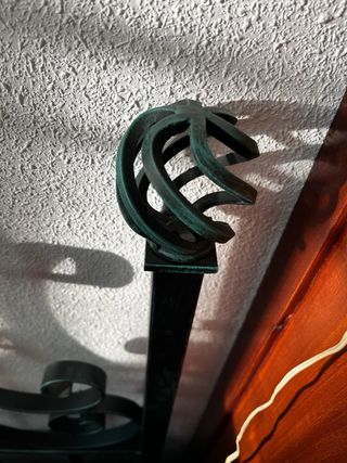 Cabecero forja maciza cama 90 y barra cortina.