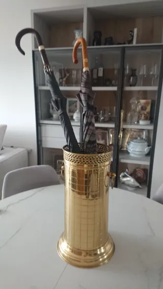 Paragüero de latón con diseño de rejilla