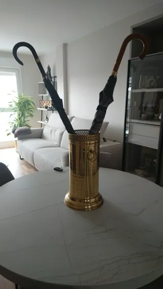 Paragüero de latón con diseño de rejilla