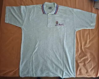 Polo FC Barcelona gris con escudo