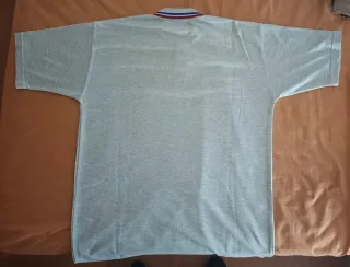 Polo FC Barcelona gris con escudo