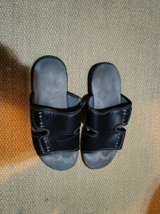 Chanclas negras y grises