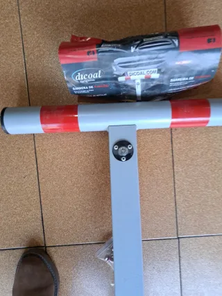 Barrera de parking Dicoal metálica.