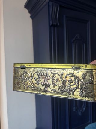 Scatola in latta vintage decorata