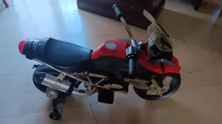 Moto eléctrica infantil roja imitación BMW.