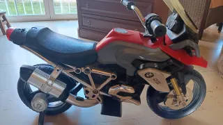 Moto eléctrica infantil roja imitación BMW.