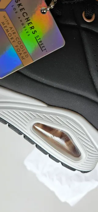 Zapatillas Skechers Negras y Doradas